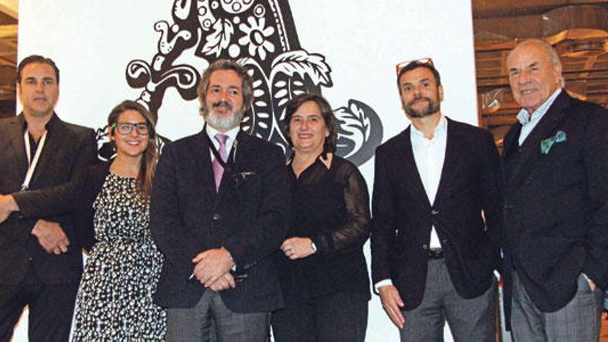 De izquierda a derecha Juan Antonio Horrach Moyá, Marina (hija de Jero Martínez), Xavier Fiol, Jero Martínez, Frederic Pinya y Pep Pinya.