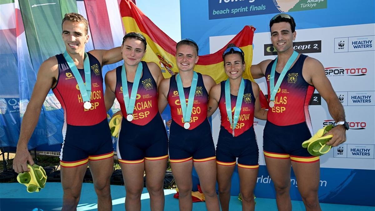 Mari Ángeles Macián, segunda por la izquierda, en el podio