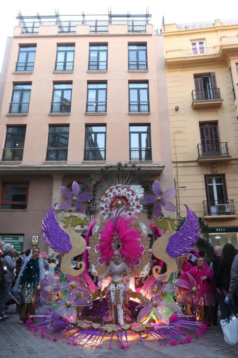 Desfile de dioses y grupos de animación.