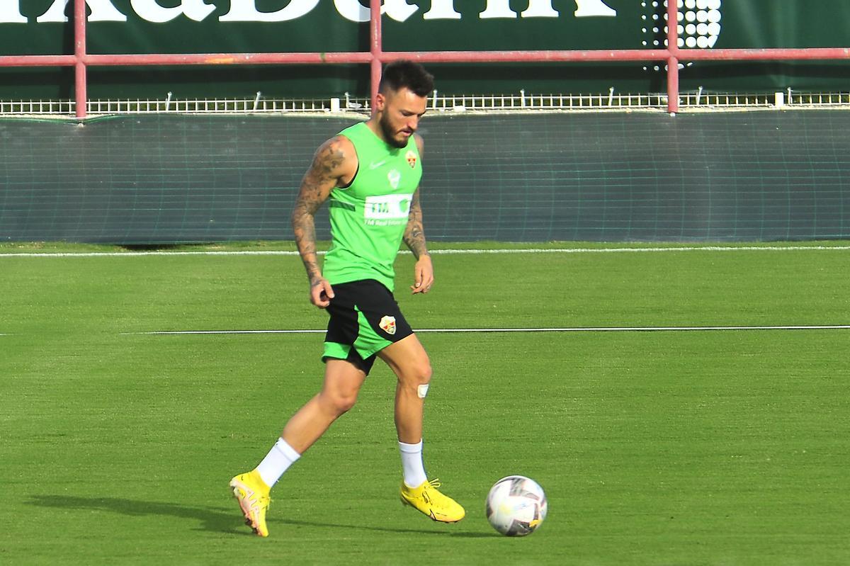 Josan, conduce un balón, durante un entrenamiento