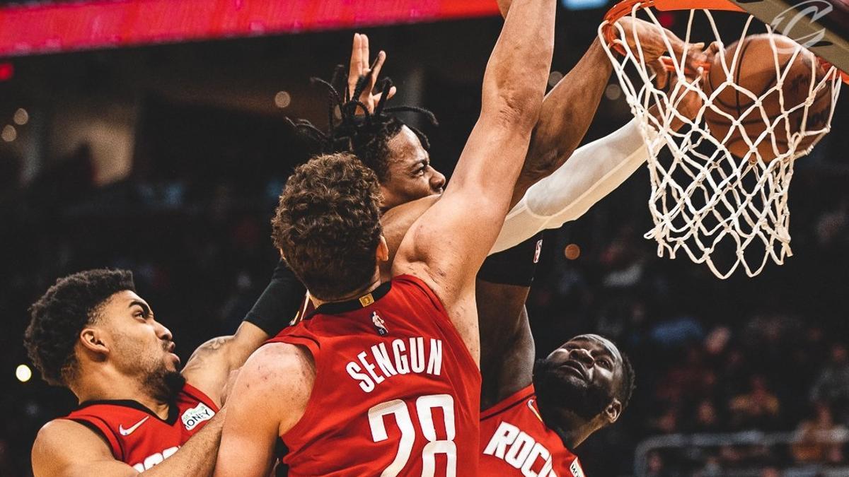 Okoro machaca el aro de Houston pese a la oposición de varios jugadores de los Rockets.