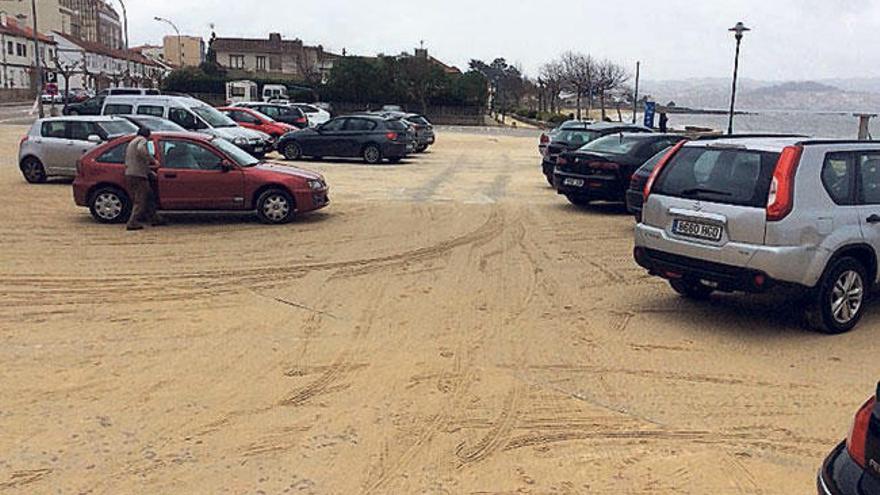 Aparcamiento de Rodeira lleno de arena de la playa.  // Gonzalo Núñez