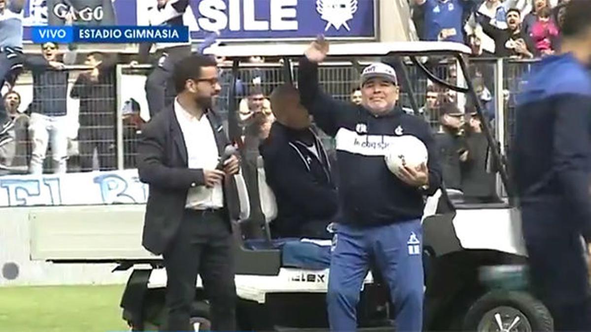 Maradona no pudo contener las lágrimas con el recibimiento de la afición del Gimnasia