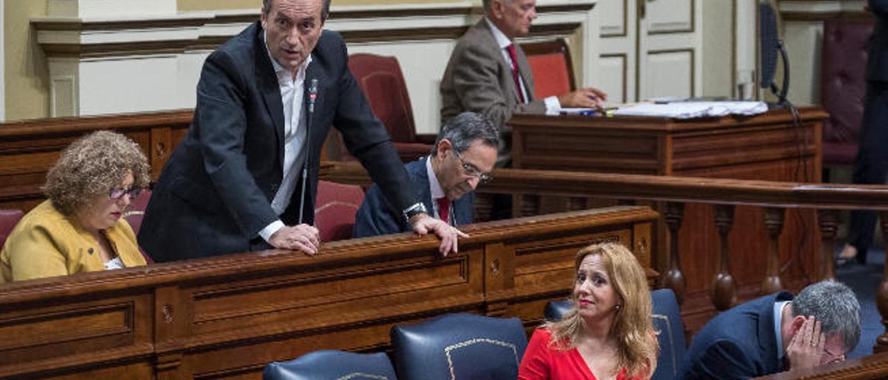 El portavoz de CC en el Parlamento, José Miguel Ruano, en el hemiciclo.