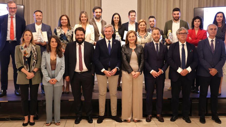 Rueda, Covelo, Fernández Tapias, Espinosa y Ortiz, junto a responsables de AJE y premiados, ayer, en Vigo.   | // J. LORES