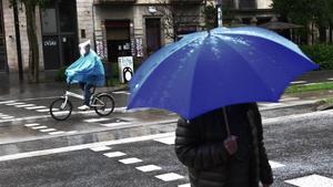 Barcelona  01 05 2021  Barcelona    Paseantes protegidos con paraguas para la ligera lluvia que cae en la ciudad esta manana  Fotografia de Jordi Cotrina
