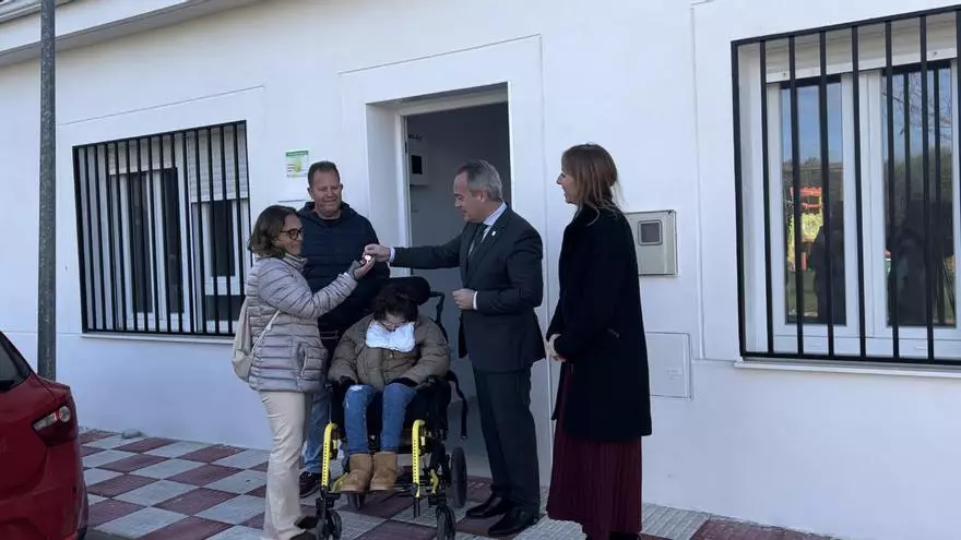La familia de Carol, con un 96% de discapacidad, recibe las llaves de su nueva casa en la localidad cacereña de Alcuéscar