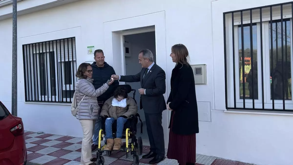 Una vivienda pública adaptada en Alcuéscar cambiará la vida de Carol, de 12 años y con un 96% de discapacidad