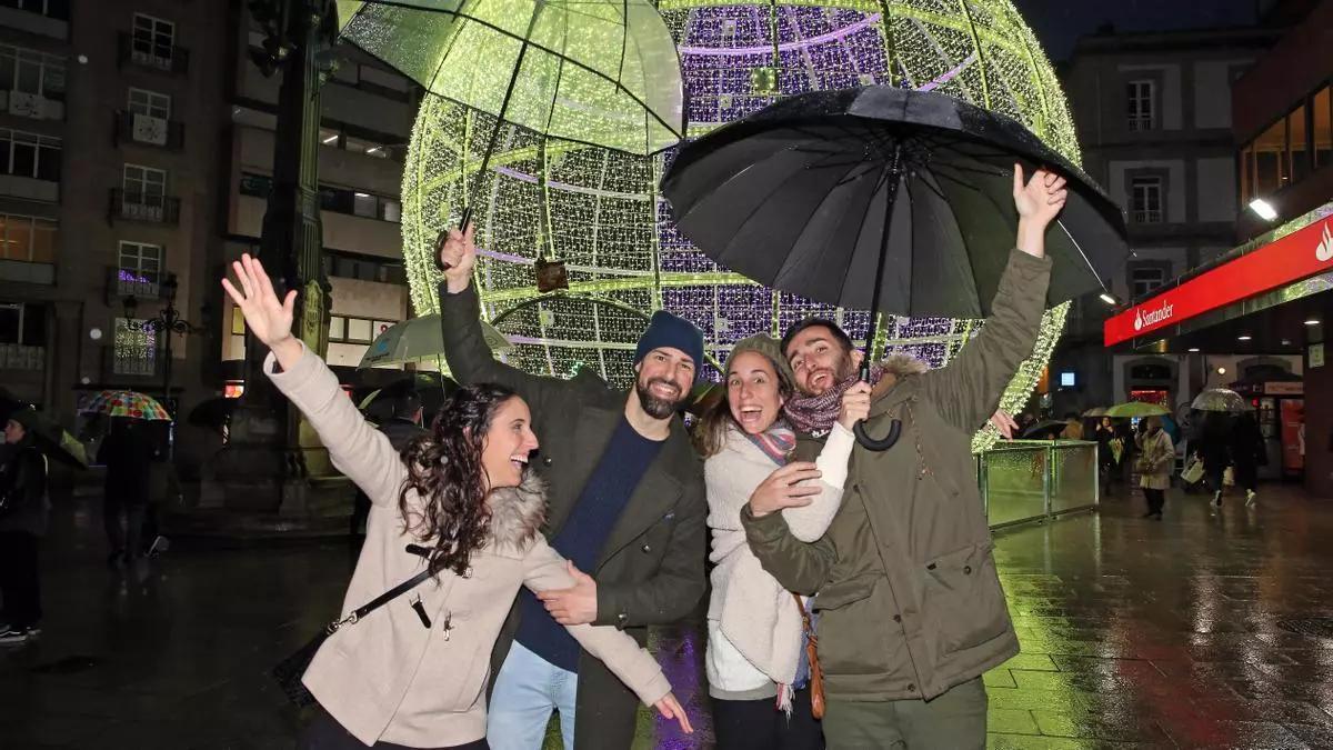 Un grupo de jóvenes en la Navidad de Vigo en una foto de archivo