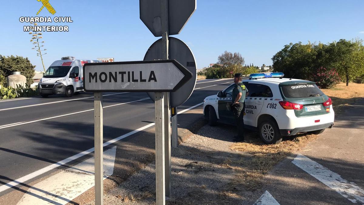 Un agente de la Guardia Civil presta vigilancia a la entrada de Montilla.