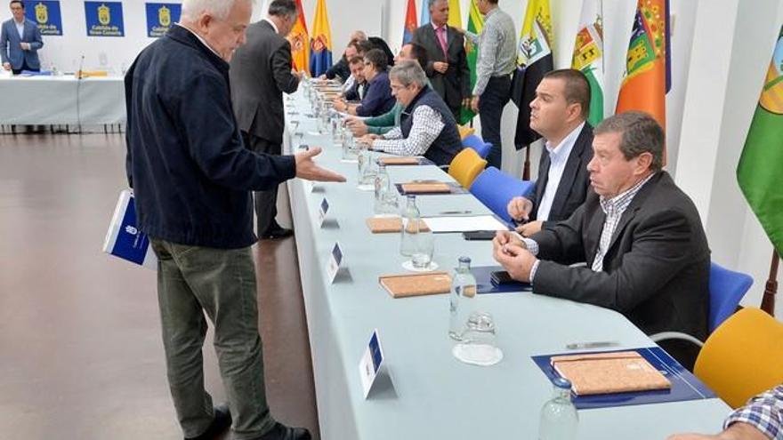 Reunión con diputados regionales y alcaldes sobre el reparto del Fdcan