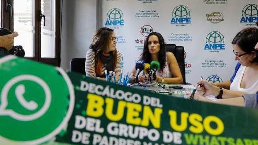 Beatriz García, izquierda, y Montse Fernández, ayer, en ANPE.