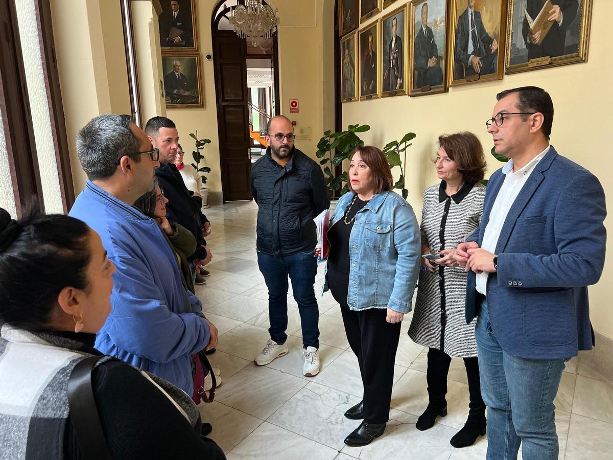 Vecinos de Soliva en el Ayuntamiento de Málaga junto a concejales del PSOE.