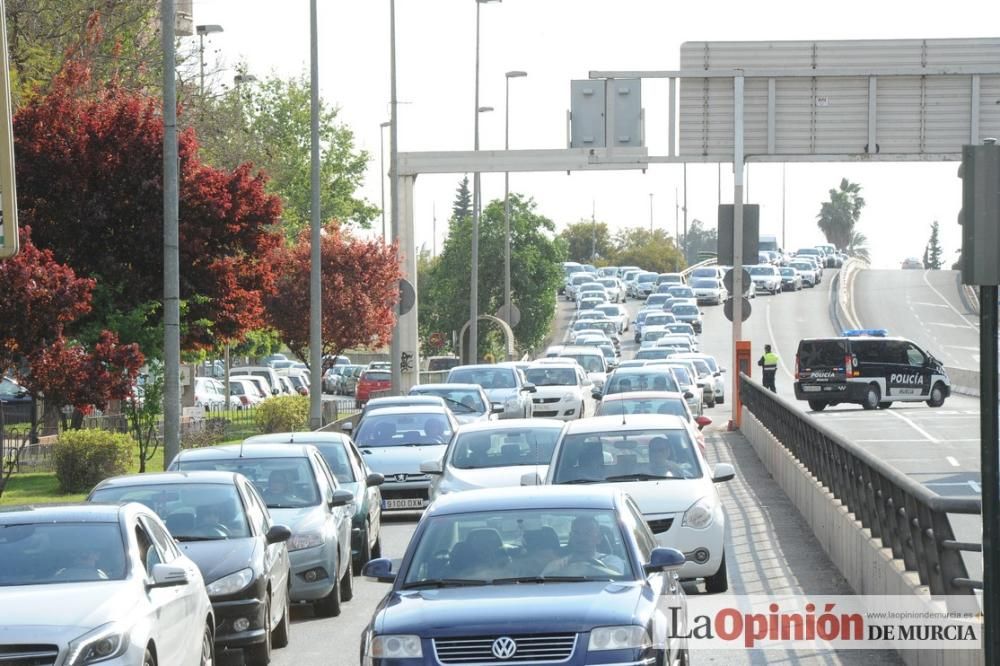 Atascos en Murcia por la protesta de los agricultores en sus tractores