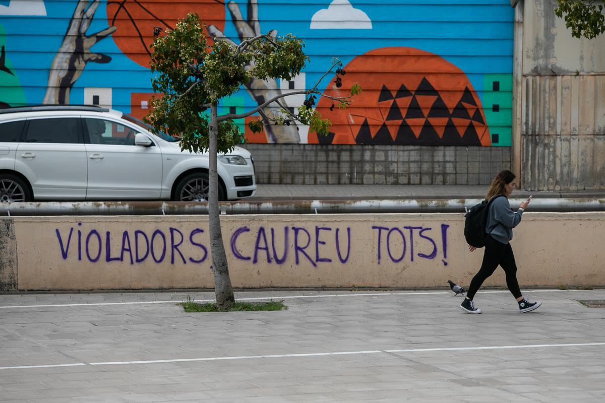 La falta de vigilància i el «morbo» preocupa els comerços del Màgic Badalona