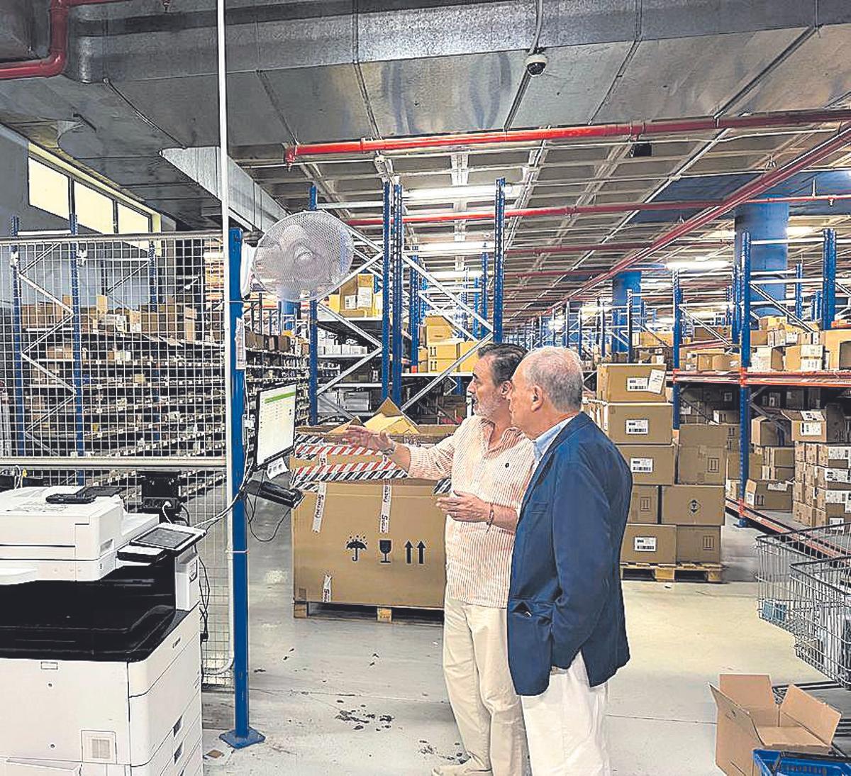 Gilberto y Gonzalo visitando los almacenes centrales de Grupo Sabina.