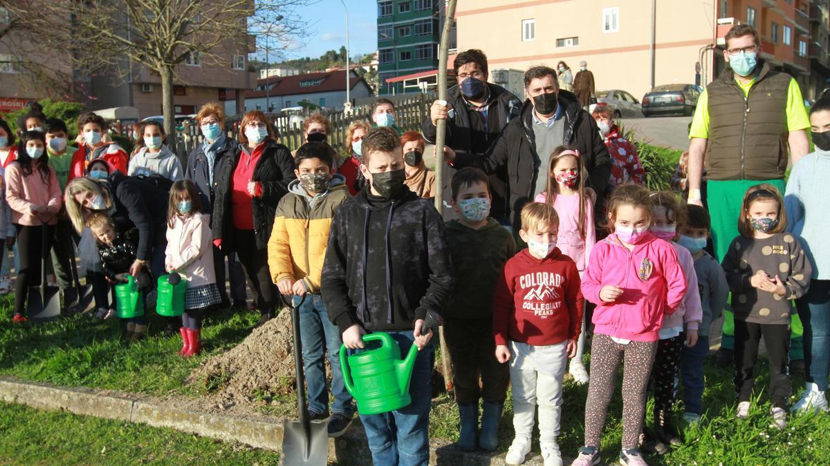 Los niños fueron protagonistas en la plantación de árboles en el parque de A Ponte.