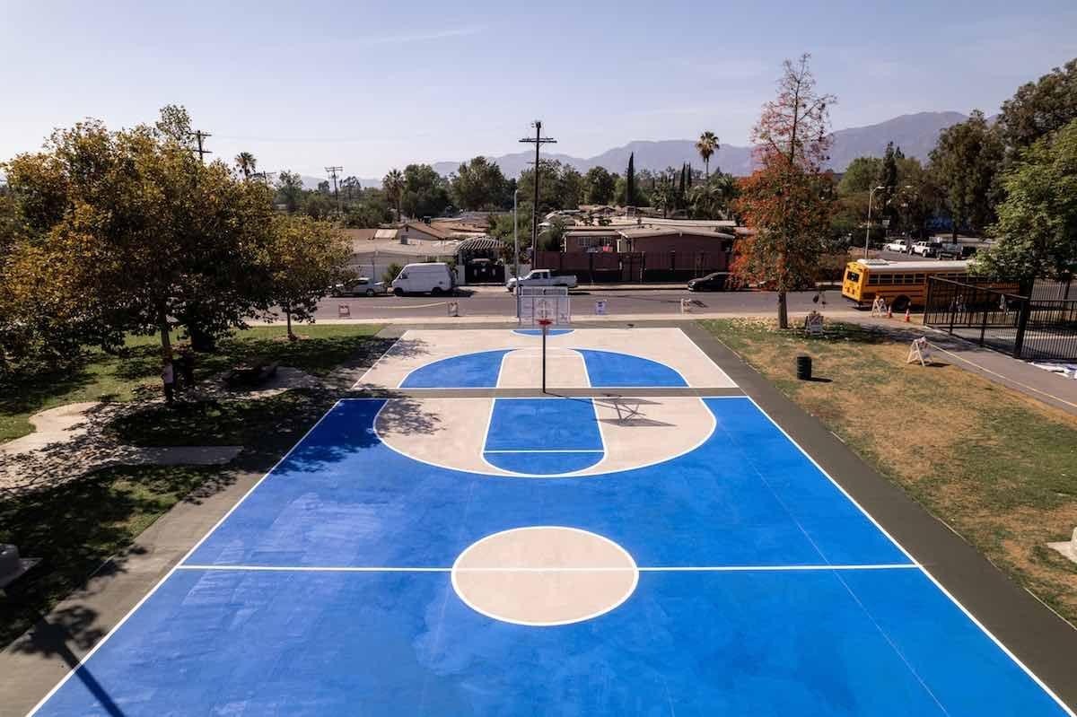 Pista de baloncesto pintada de azul