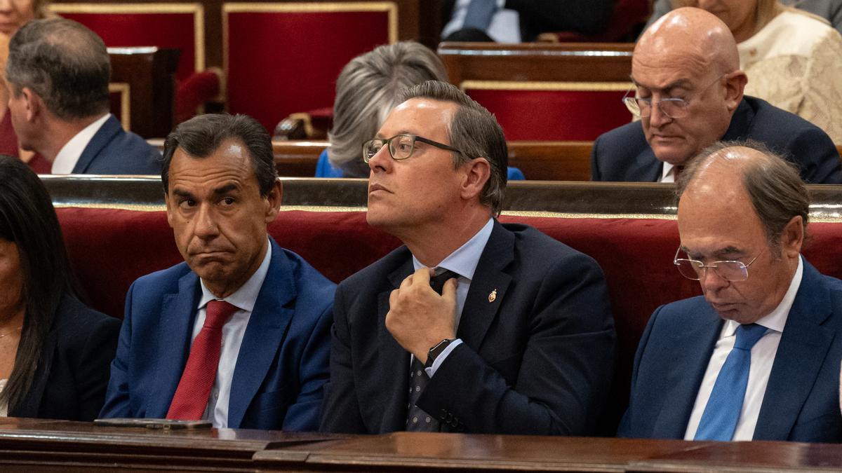 Archivo - Los senadores del Partido Popular, Fernando Martínez Maíllo; Alfonso Serrano; y el vicepresidente segundo del Senado, Pío García Escudero; durante de la Sesión Constitutiva, en el hemiciclo de la Cámara Alta, a 17 de agosto de 2023, en Madrid (E