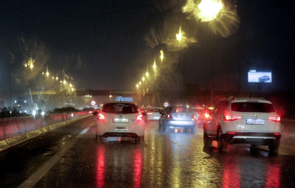 Entrada a la ciudad de València por la autovía A -3 donde la intensa lluvia ha generado numerosos problemas.