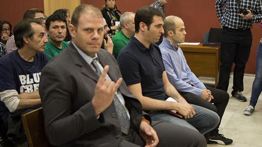 Los tres acusados, durante el juicio celebrado en Gijón.