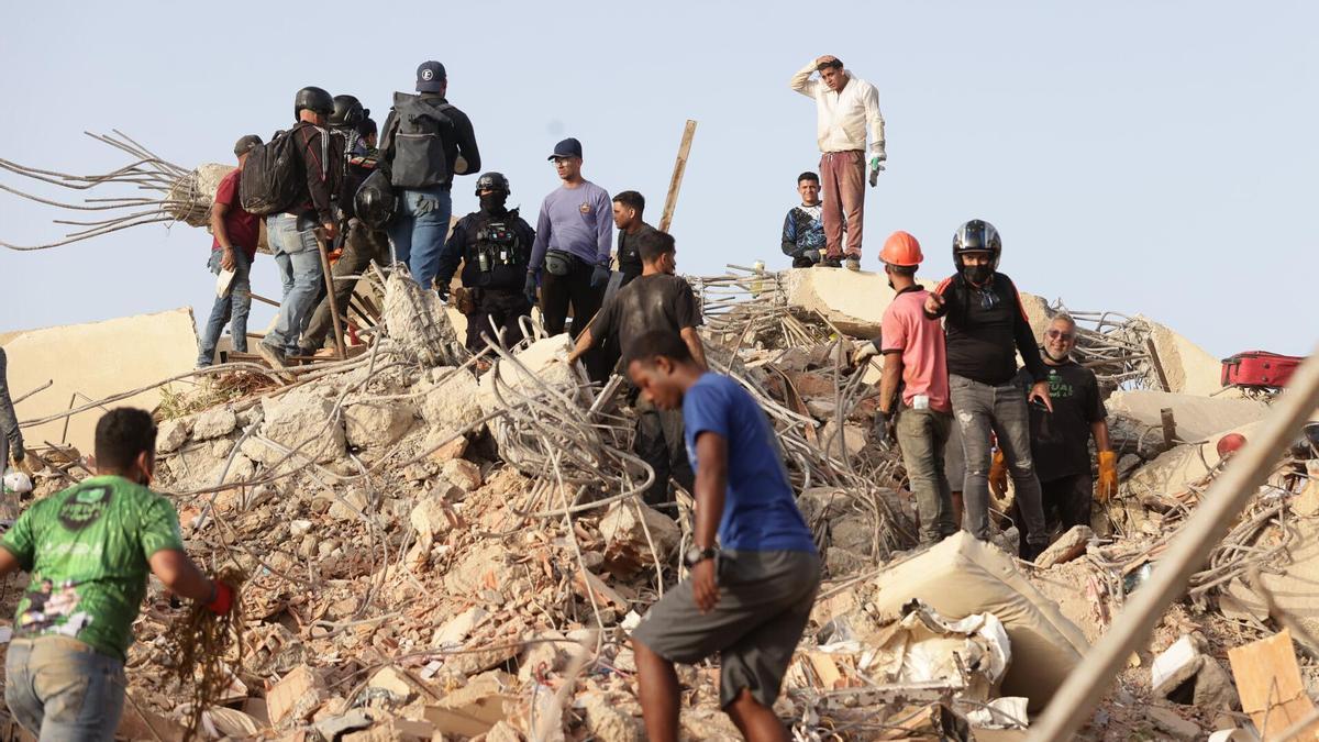 Labores de búsqueda entre los escombros del terremoto.