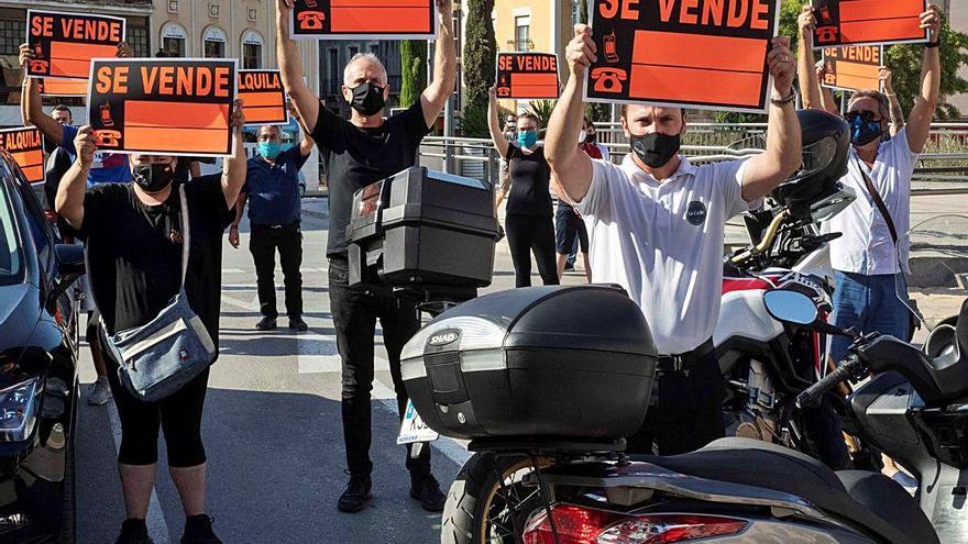 Hosteleros de Totana protestan por la decisión de retroceder el municipio a la fase 1.