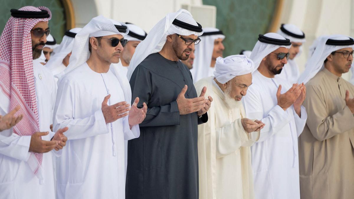 El presidente de Emiratos Árabes Unidos, Mohamed bin Zayed, reza junto a otros dirigentes de la federación del Golfo.