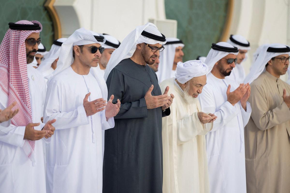 El presidente de Emiratos Árabes Unidos, Mohamed bin Zayed, reza junto a otros dirigentes de la federación del Golfo.