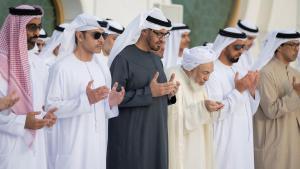 El presidente de Emiratos Árabes Unidos, Mohamed bin Zayed, reza junto a otros dirigentes de la federación del Golfo.