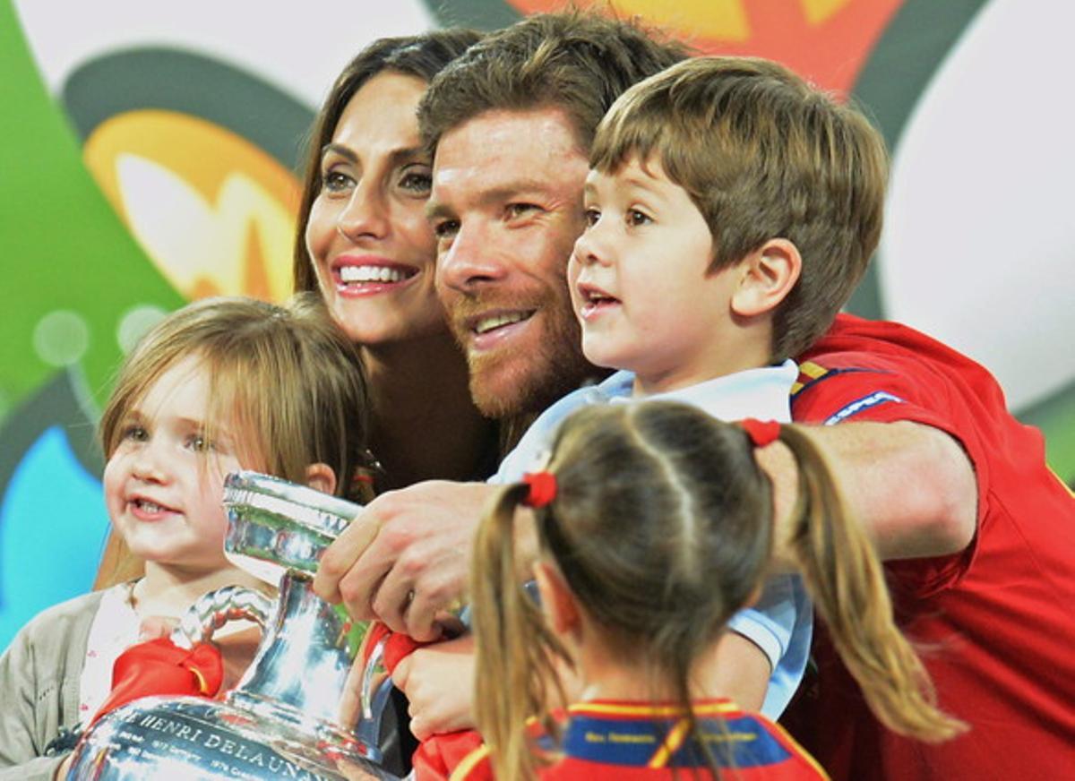 Xabi Alonso posa junto a su esposa Nagore Aranburu y sus hijos Jon y Ane después de que España derrotara a Italia.