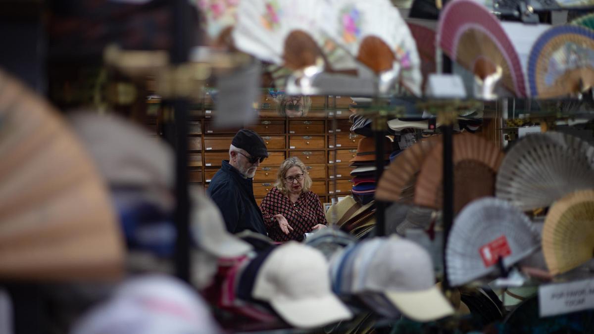 Guantes Piqueras vende producto de alta calidad en la plaza de la Reina.
