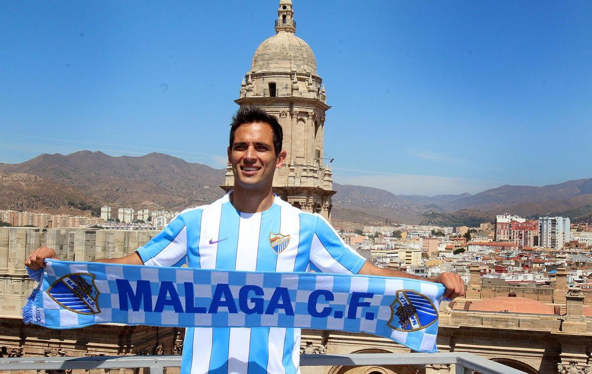 Roque Santa Cruz posa con la Catedral en una presentación con el Málaga CF.