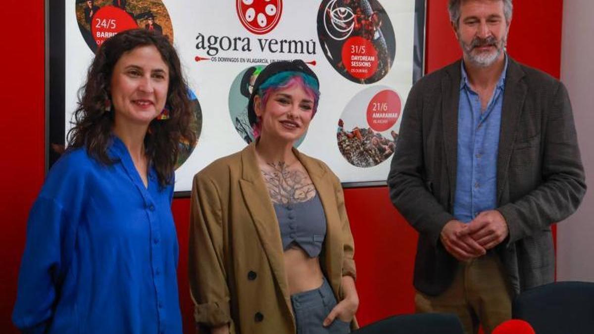 A la izquierda, la concejala de Cultura, Sonia Outón, en una presentación cultural.
