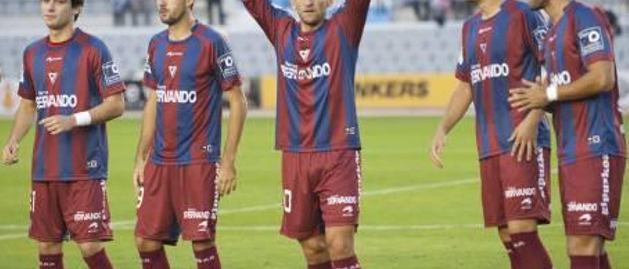 El exblanquiazul Diego Rivas, con los brazos en alto, en un partido del Eibar.