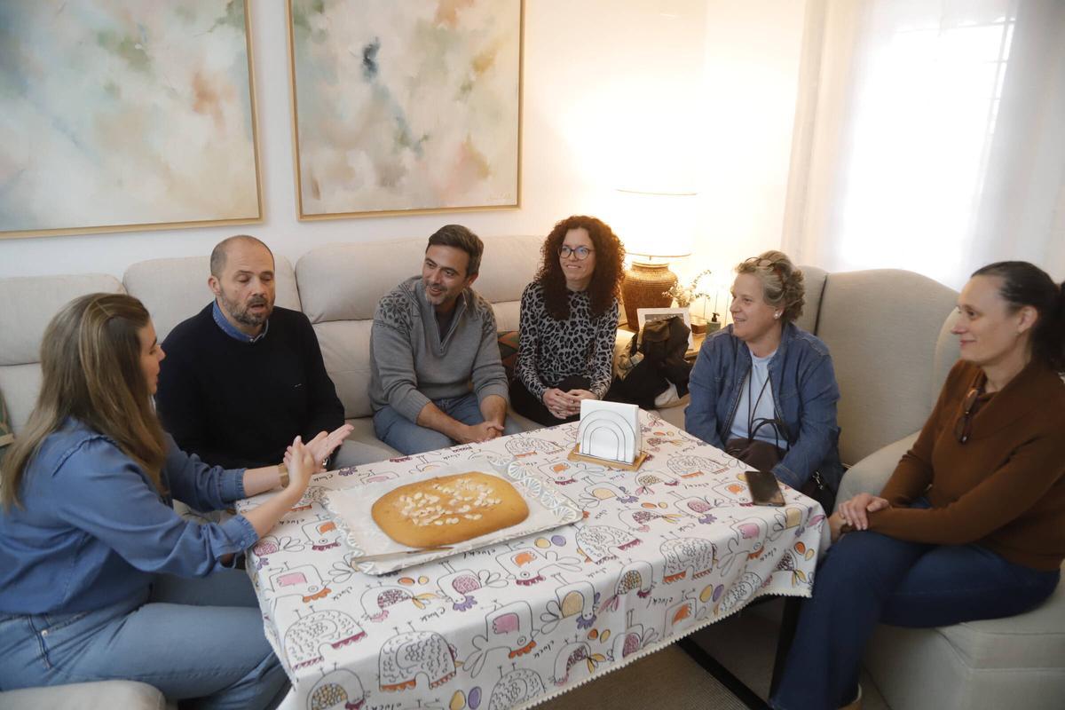 Inma y Ángel explican a otros interesados cómo funciona el intercambio de casas.