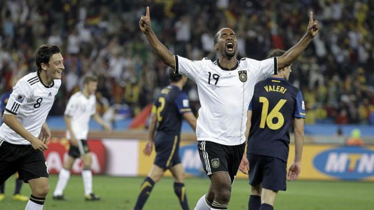 Cacau, brasiler nacionalitzat alemany, celebra el quart gol de l’equip teutònic davant l’alegria del seu company d’ascendència turca Özil.