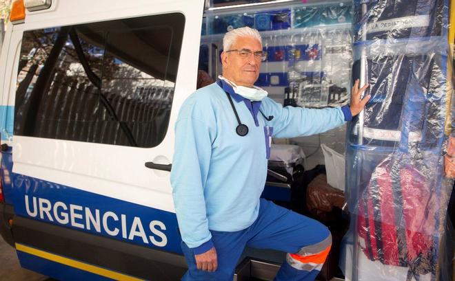 El exjugador de la selección española de voleibol Francisco Javier Buendía posa junto a una ambulancia en Málaga. A sus casi 60 años, ejerce como médico del Servicio Andaluz de Salud (SAS) en Málaga y lucha día a día contra la pandemia de coronavirus
