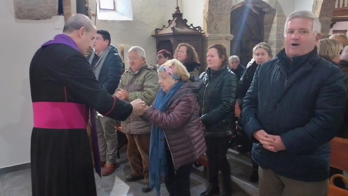 GALERÍA | El obispo recorre los pueblos del incendio