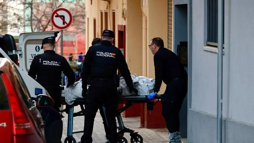 Crimen en Valencia: Retiran el cadáver del hombre asesinado por sus vecinos