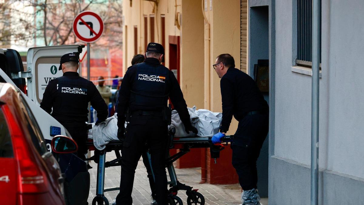 Crimen en Benimàmet: Retiran el cadáver del hombre asesinado por sus vecinos