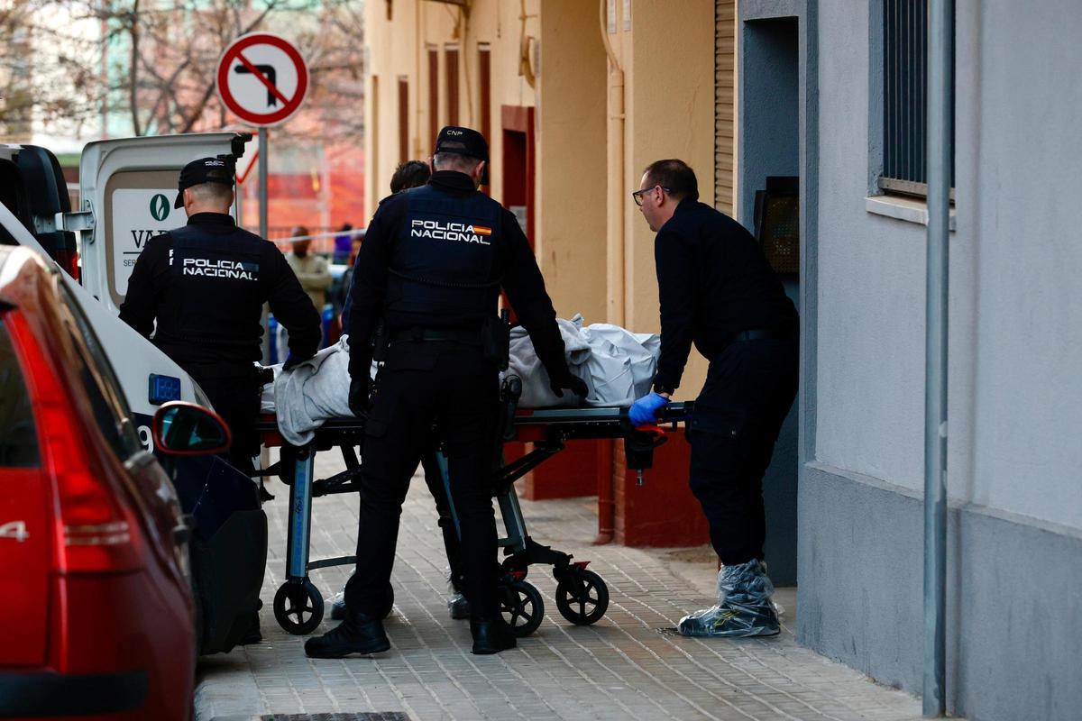 Crimen en Benimàmet: Retiran el cadáver del hombre asesinado por sus vecinos