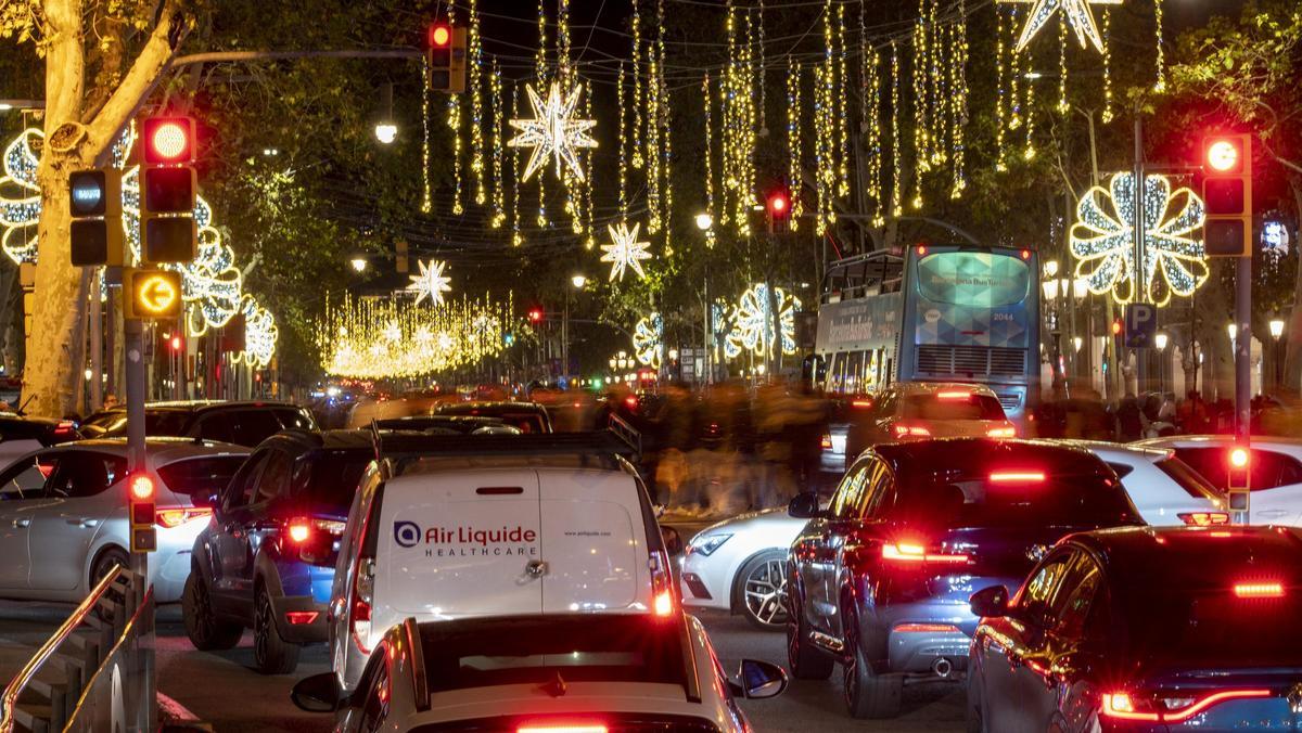 El centro de Barcelona abarrotado de gente bajo las luces de decoración de la Navidad.