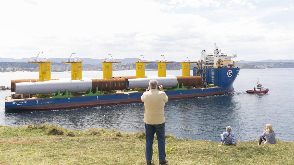 En imágenes: Despedida al "GPO Grace", el barco más grande atracado en el puerto de Avilés