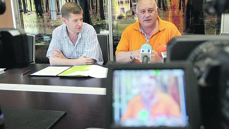 Javier Illarramendi -izquierda- y Jesús Álvarez Barbao, ayer, en el Ayuntamiento de Morcín.