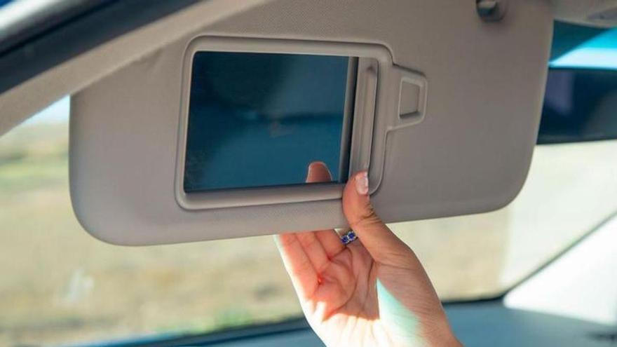 Multa de 200 euros y pérdida de 2 puntos del carné por hacer un mal uso del parasol del coche: la Guardia Civil vigila a los conductores malagueños