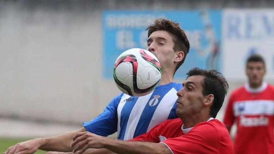 Riki disputa un balón con Luismi (Avilés).