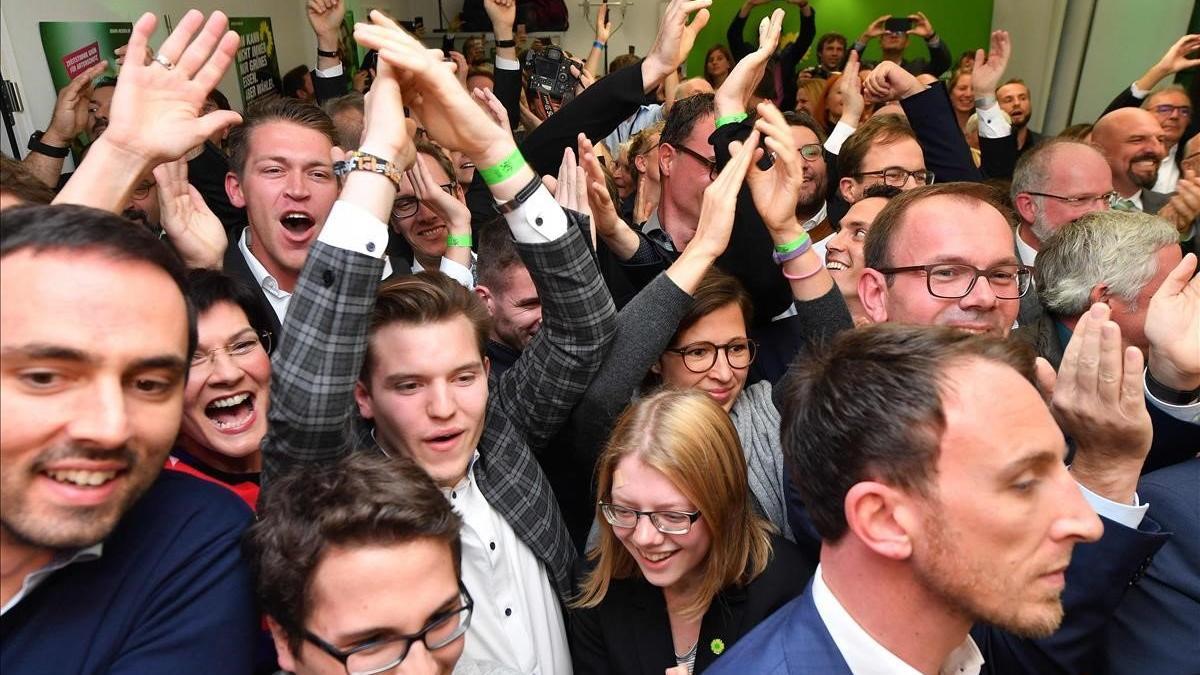 Partidarios de los Verdes celebran los sondeos que les dan un gran resultado.