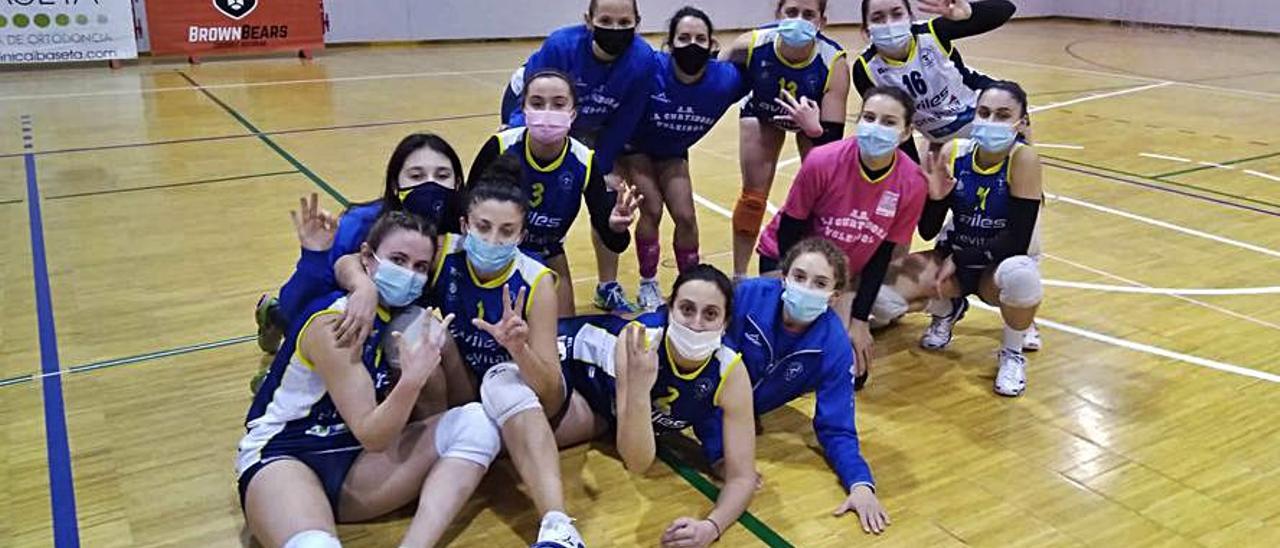 Las jugadoras del Curtidora Universidad celebran el triunfo en el derbi comarcal.