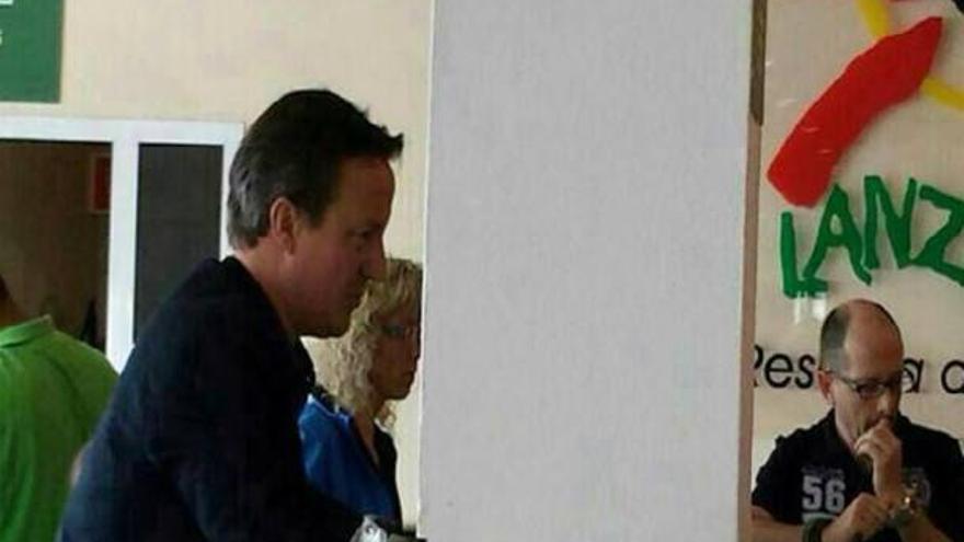 Cameron llega a Lanzarote con su familia en un vuelo &#039;low cost&#039; para pasar la Semana Santa